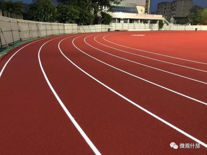 Escuro - a cor vermelha imprensou a pista de atletismo do atletismo com a espessura IAAF de 19mm certificada